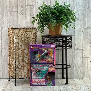 KARMA’S WORLD - Poppin’ Purse Activity Set Store Everything Inside Pop-it Purse